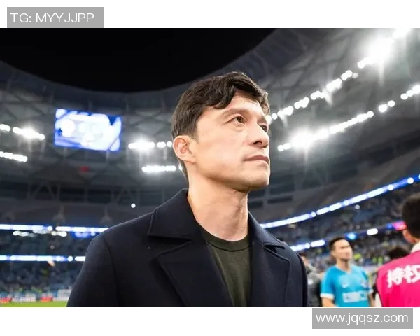 当红足球巨星化身白发老人展现别样风采引发球迷热议